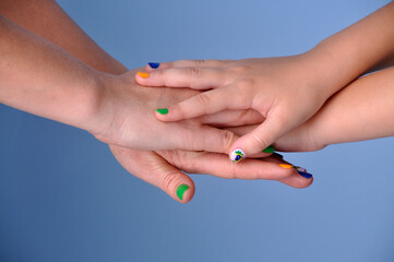 m&atilde;os juntas , familia unida pelo brasil , unhas nas cores verde, amarelo e azul, cores da bandeira do brasil 