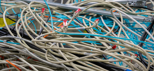 Im Rechenzentrum sind alte Netzwerkkabel und Stromkabel in einer Gitterbox zur Entsorgung gelagert