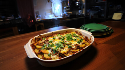 Pfannengericht Casserole auf dem Küchentheke angerichtet Nahaufnahme, ai, generativ