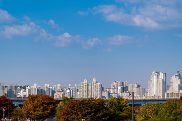 Fototapeta premium Seoul cityscapes, skyline, high rise office buildings and skyscrapers with blue sky and cloud in Seoul city, South Korea