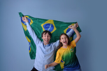 pai e filha brasileiros comemorando celebranco juntos vitória do brasil 