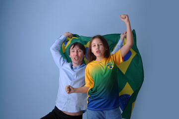 Obraz na płótnie Canvas pai e filha brasileiros comemorando celebranco juntos vitória do brasil 