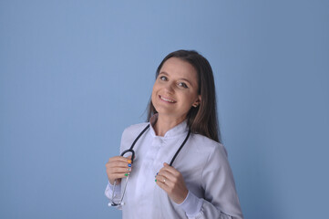 Enfermeira  jovem e bonita com uniforme branco e estetoscópio, dia internacional da enfermeira 