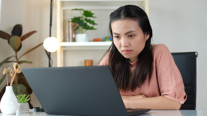 Naklejka premium Asian women are spending their free time on vacation, doing hobbies, Watching sad tv series and movie or content on the computer with Emotions are amenable to the characters shown. Alone in the room