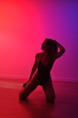 Fototapeta na wymiar bela mulher sensual em pose sexy em dança com luzes neon 