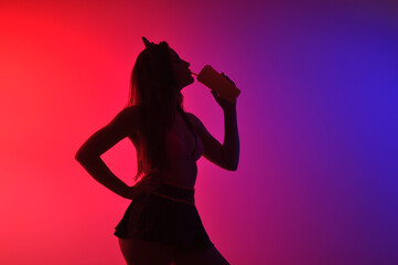 silhueta de bela mulher sexy dançarina sensual fetiche dança a noite 