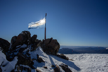 La bandera Argentina en el Cerro Catedral