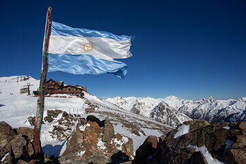 La bandera Argentina en el Cerro Catedral