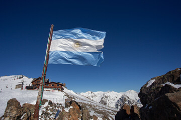 La bandera Argentina en el Cerro Catedral