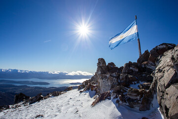 La bandera Argentina en el Cerro Catedral