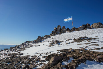 La bandera Argentina en el Cerro Catedral