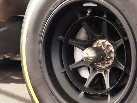Race f&oacute;rmula 1 competition car wheel with rims