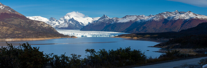 Frente del glaciar Perito Moteno sobre el brazo Rico en el sur patagonico - obrazy, fototapety, plakaty