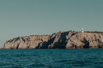 Fototapeta na wymiar wybrzeże wyspy Menorca widoczne z morza śródziemnego