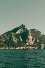 Widok na wyspę Menorca z morza śródziemnego - obrazy, fototapety, plakaty