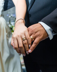 Anillos de compromiso en dedos