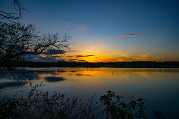 Naklejka premium Sunset Evening on Raccoon River Park in West Des Moines Iowa Midwest the United States