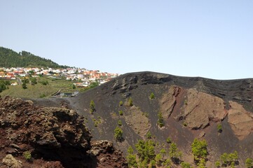 Ortschaft dicht am Krater auf La Palma