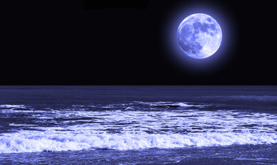 Mar azul y luna llena