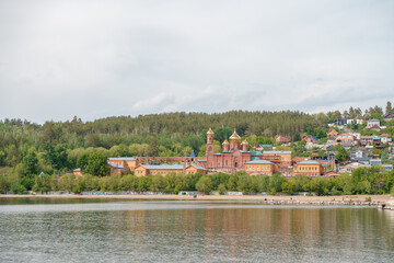 Obraz premium Russian Orthodox Monastery on the Volga River in Togliatti