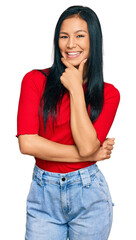 Obraz premium Beautiful hispanic woman wearing casual clothes looking confident at the camera smiling with crossed arms and hand raised on chin. thinking positive.