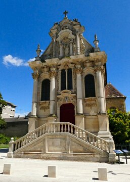 La fa&ccedil;ade de la chapelle Sainte-Marie &agrave; Nevers