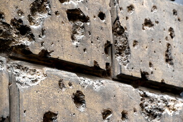 Einschusslöcher in der Fassade eines umkämpften Gebäudes