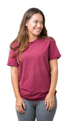 Obraz premium Young beautiful brunette woman over isolated background looking away to side with smile on face, natural expression. Laughing confident.