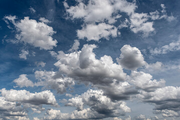 Zerzauste Cumulus- oder Schönwetterwolken am Himmel