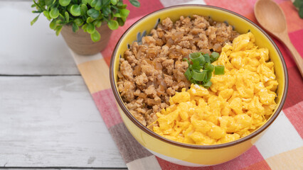 和食の二色丼　イメージ｜鶏そぼろ・炒り卵の丼ぶり
