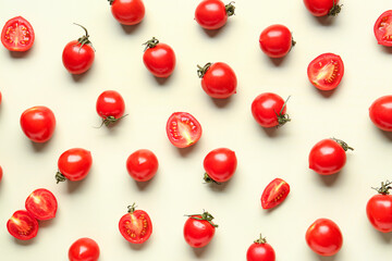 Obraz premium Many fresh cherry tomatoes on light green background