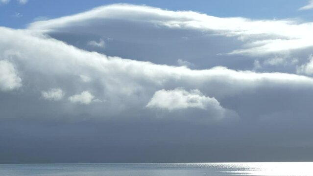輝く水面と雲