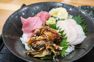 アナゴ、帆立、マクロの三種丼