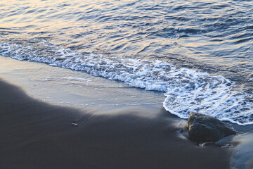 夕暮れの底土海水浴場の波打ち際