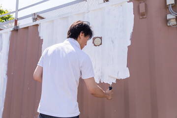 ペンキを塗る男性　man painting	