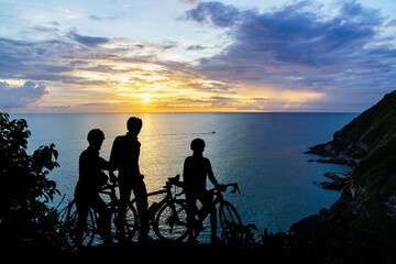 Obraz na płótnie Canvas A silhouette of a cyclist on a mountain bike riding in a dramatic sunset