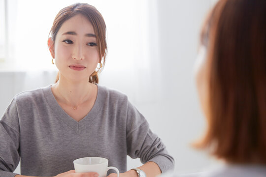 友人に悩みを話す女性