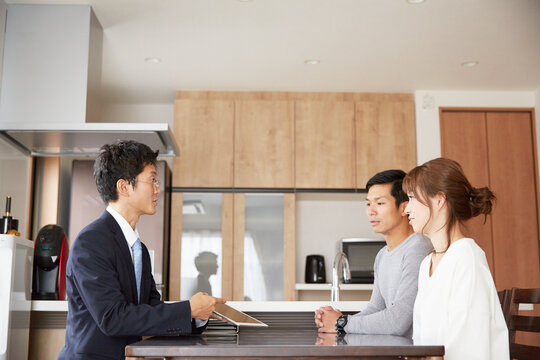 新居の契約をする夫婦