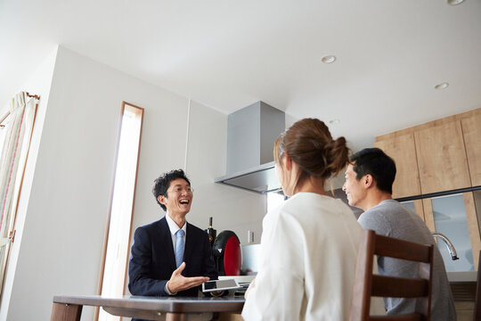 新居の契約をする夫婦