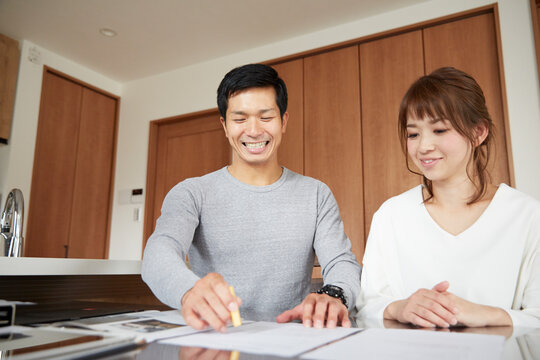 新居の契約をする夫婦