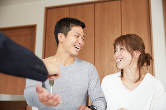 新居の契約をする夫婦