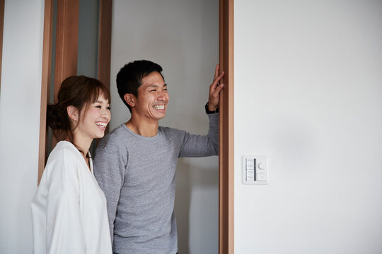 新居を購入した夫婦