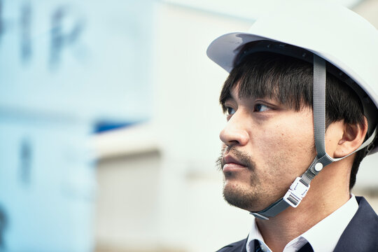 何かを見つめているヘルメットの男性