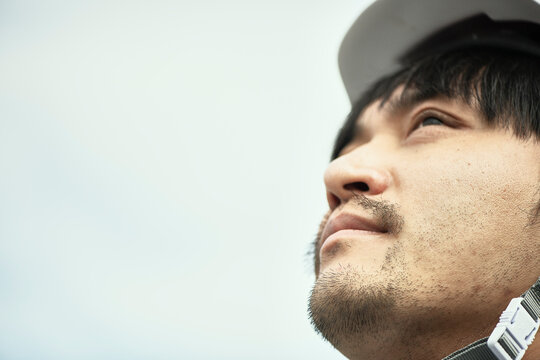 上を見上げる男性