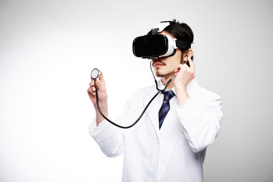 VRゴーグルをつけて聴診器を当てる男性医師