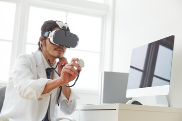 VRゴーグルをつけて聴診器を当てる男性医師