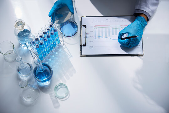 白い空間で実験をしている白衣を着た男性