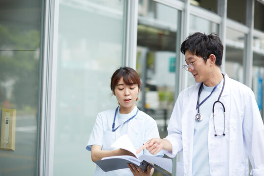ファイルを見て話す医師と看護師