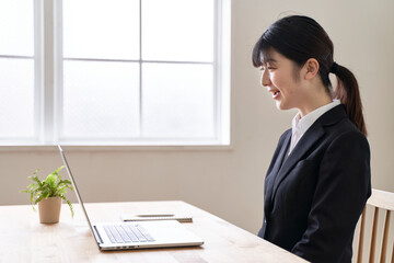 パソコンでオンライン面接をする女子の就活生
