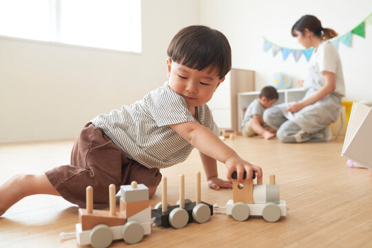 汽車のおもちゃで遊ぶ子供